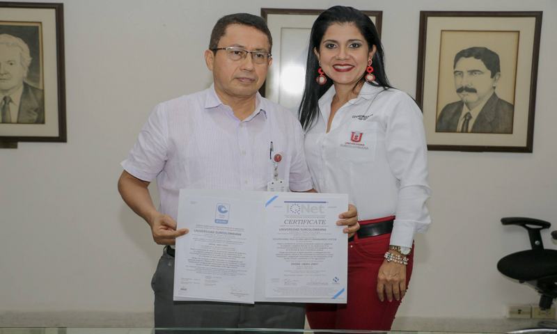 Pedro León Reyes Gaspar, rector de la Universidad Surcolombiana, y Diana Sánchez, coordinadora del Sistema de Seguridad y Salud en el Trabajo.